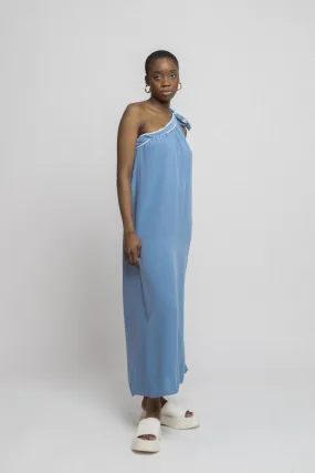Langes Kleid mit asymmetrischem Wellenausschnitt